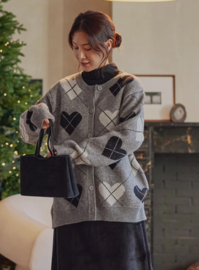 韩国代购大码女装2025靓丽夏装新款圆领系扣宽松心心装饰针织外套