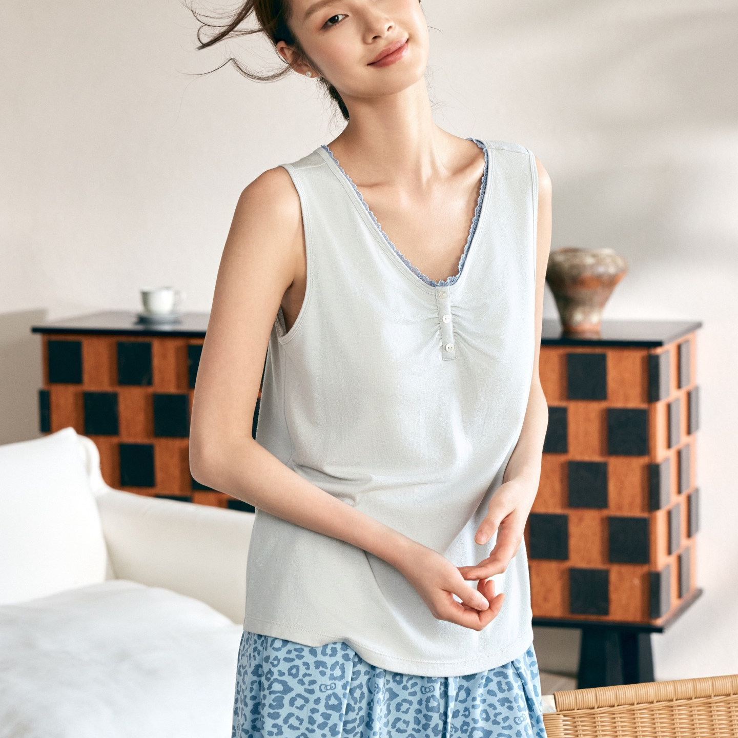 郁Y52913凡诗26款夏季女V领无袖短裤家居服有胸垫睡衣套装免内衣