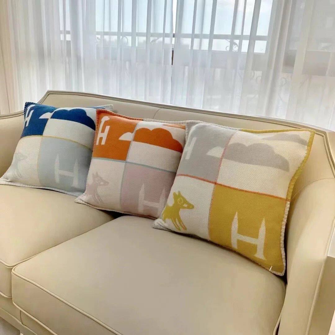 高质量！H字母羊绒靠枕h家羊毛抱枕客厅沙发软包靠背轻奢小马靠垫