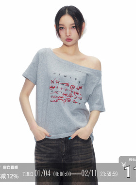 CODICE LAB 斜肩露肩宽松套头一字肩堆叠标语日历弹幕T恤短袖女