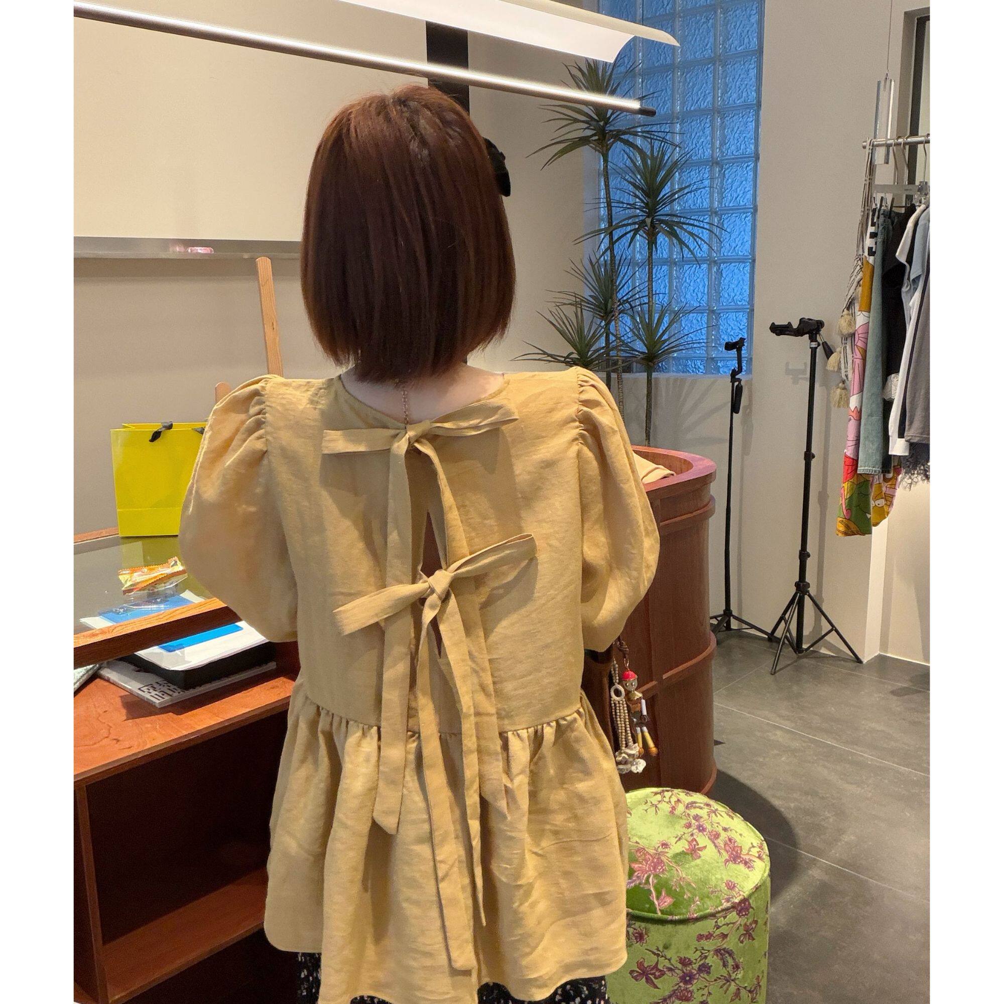 【BORAKOO】卡其色后背蝴蝶结荷叶边灯笼袖娃娃衫(衣长70)