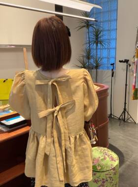 【BORAKOO】卡其色后背蝴蝶结荷叶边灯笼袖娃娃衫（衣长70)
