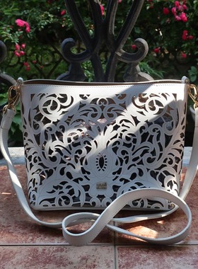 绝美意大利CLASS FOR RC白色光面雕刻头层牛皮可拆卸式内胆水桶包