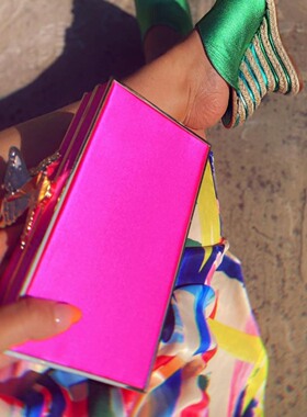 瑕特英伦贵牌Sophia Webster蝴蝶珐琅扣芭比粉沙丁布料二用方盒包