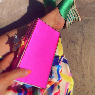 瑕特英伦贵牌Sophia Webster蝴蝶珐琅扣芭比粉沙丁布料二用方盒包