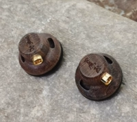 Пара коричневых заглушек