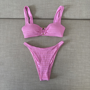 法式 抹胸聚拢度假 三角比基尼泳衣女俏皮亮粉高级褶皱金属圈分体式