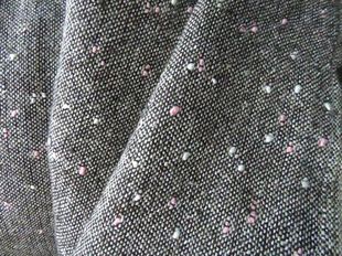 钢花呢面料 秋冬新白灰黑色编织底粉红白色彩点提花毛涤混纺布料