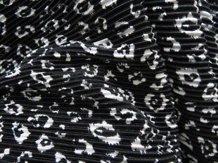 化纤面料 潮流百搭黑色底白色豹纹印花百褶皱细折皱缎面布料 半裙