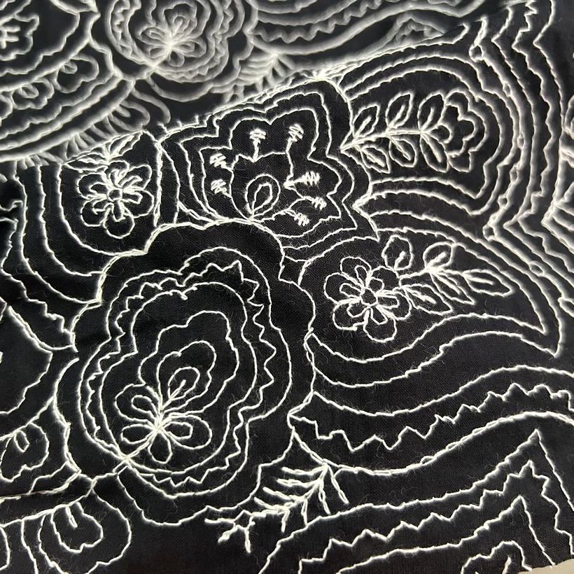 全棉面料 春夏衬衫连衣裙 黑色薄棉底白色波浪花瓣精致刺绣提花布