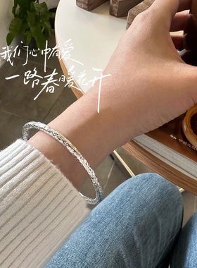 鑫葆康珠宝轻奢足银9999手工锤纹手镯亮面开口圆棍银镯纯银可调节