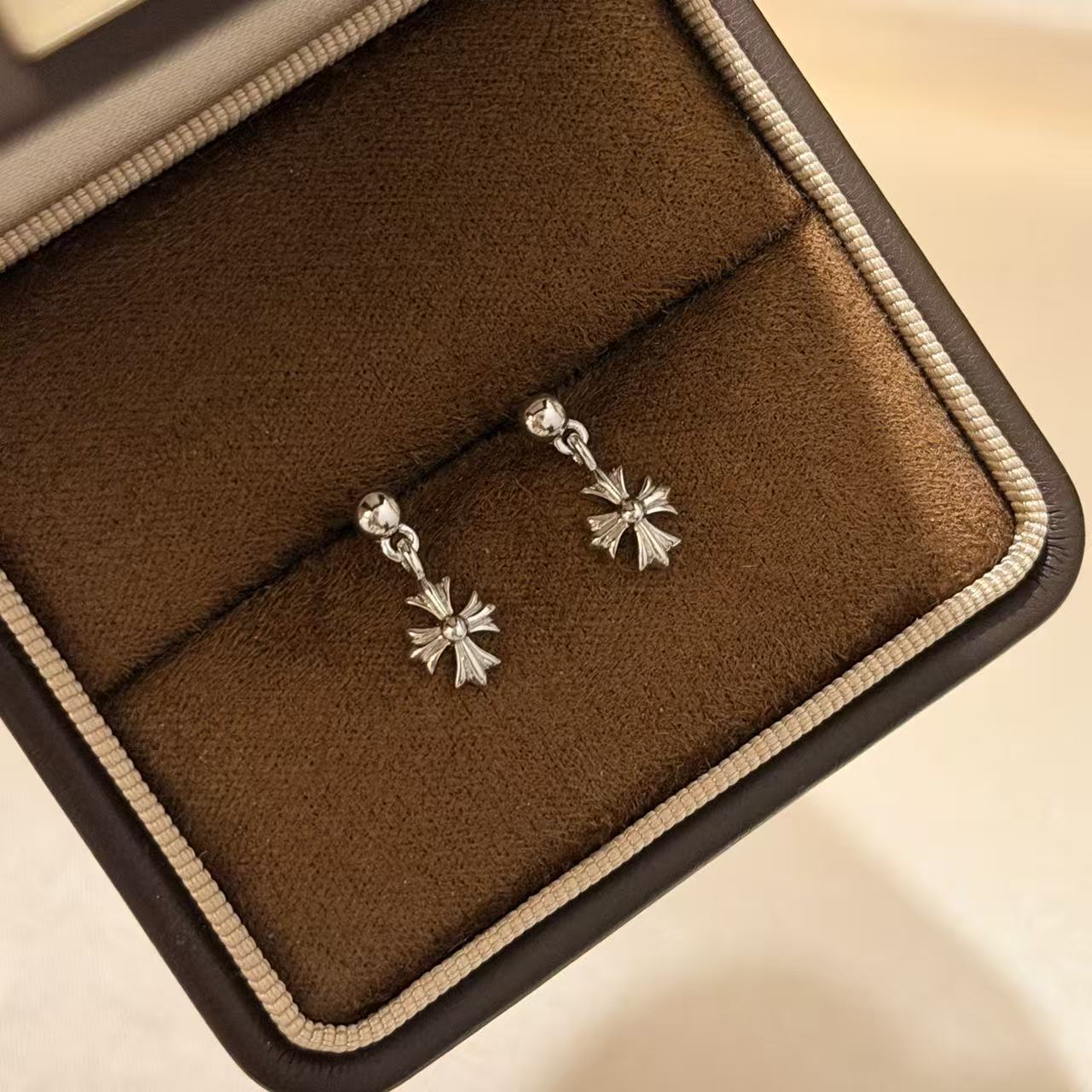 设计师S925纯银 复古做旧迷你十字架耳钉吊坠轻奢小众男女同款