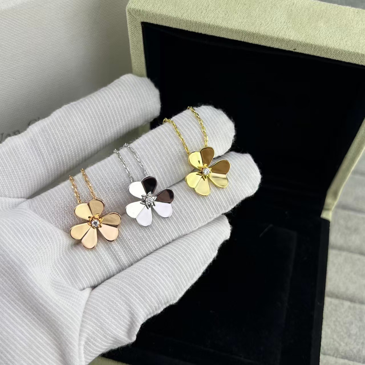 明星同款三叶花吊坠项链18K玫瑰金光面花瓣锁骨链轻奢高级感送礼