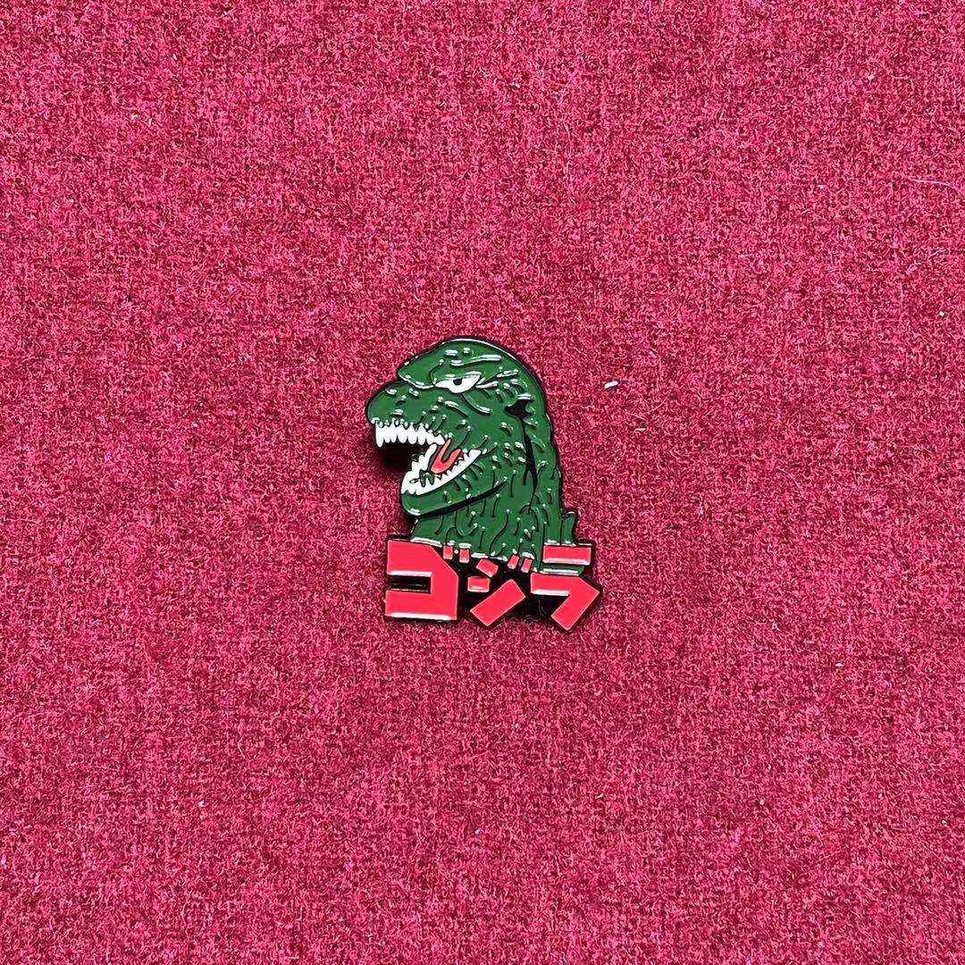 卡通动漫怪兽徽章哥斯拉胸章恶搞金属镀金喷漆胸针配饰