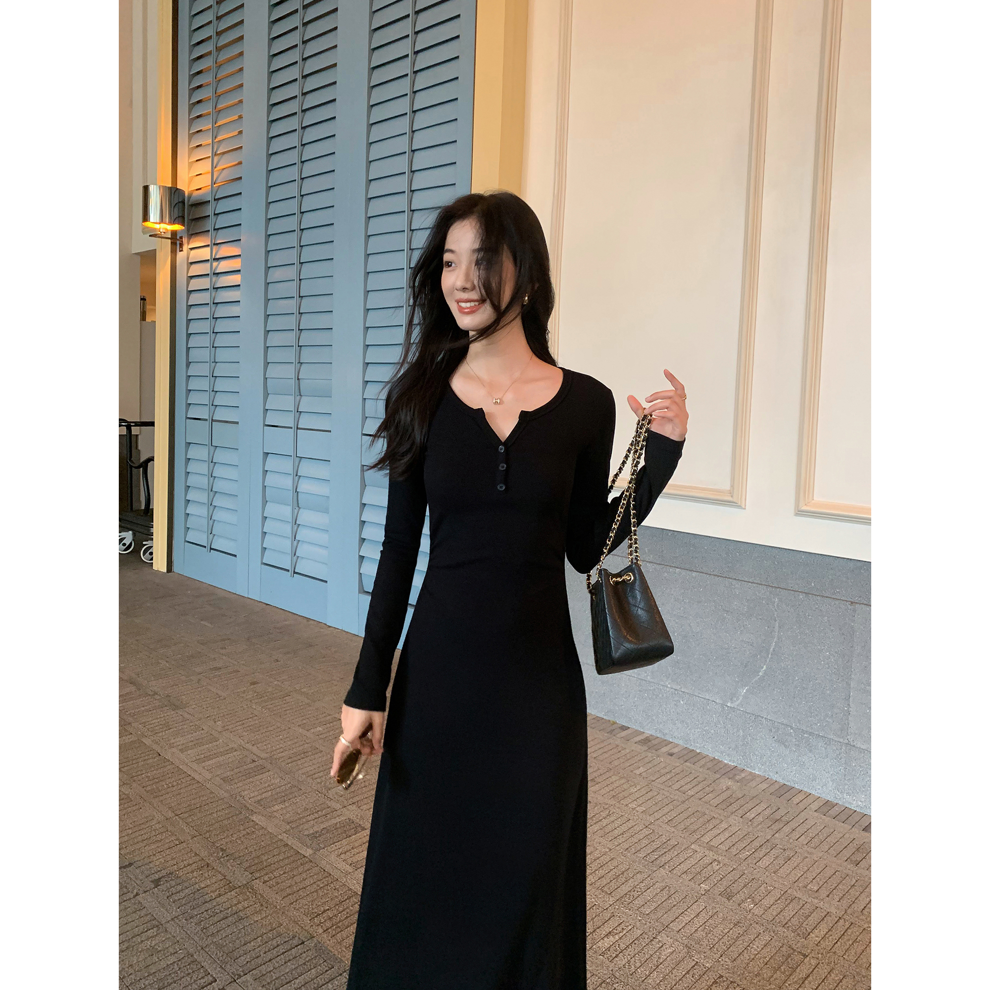 MULVAN 日常ballet 黑色v领长袖针织连衣裙女修身气质收腰打底裙