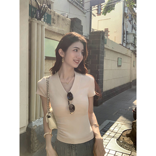 修身 MULVAN t恤女夏季 淡人天菜 显瘦独特设计感上衣 V领正肩短袖