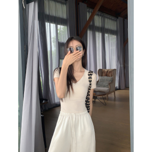 短款 MULVAN t恤女修身 黑色v领短袖 纯色正肩休闲上衣 现货7折