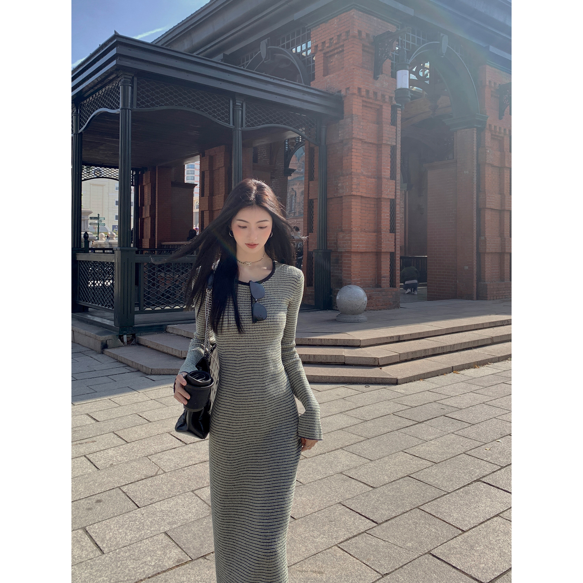 撞色小圆领微喇叭袖毛衣连衣裙