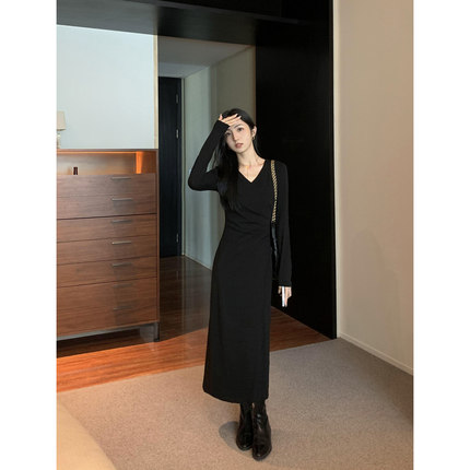 MULVAN 黑色V领针织连衣裙女秋冬高级感修身显瘦气质内搭打底长裙