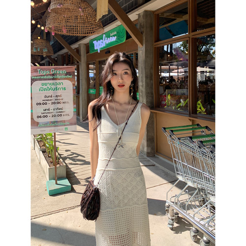 MULVAN 杏色吊带连衣裙女修身收腰长裙度假风无袖镂空V领背心裙