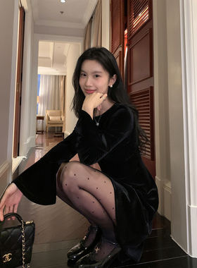 MULVAN 黑色丝绒连衣裙女秋冬复古气质小众喇叭袖收腰短款小黑裙