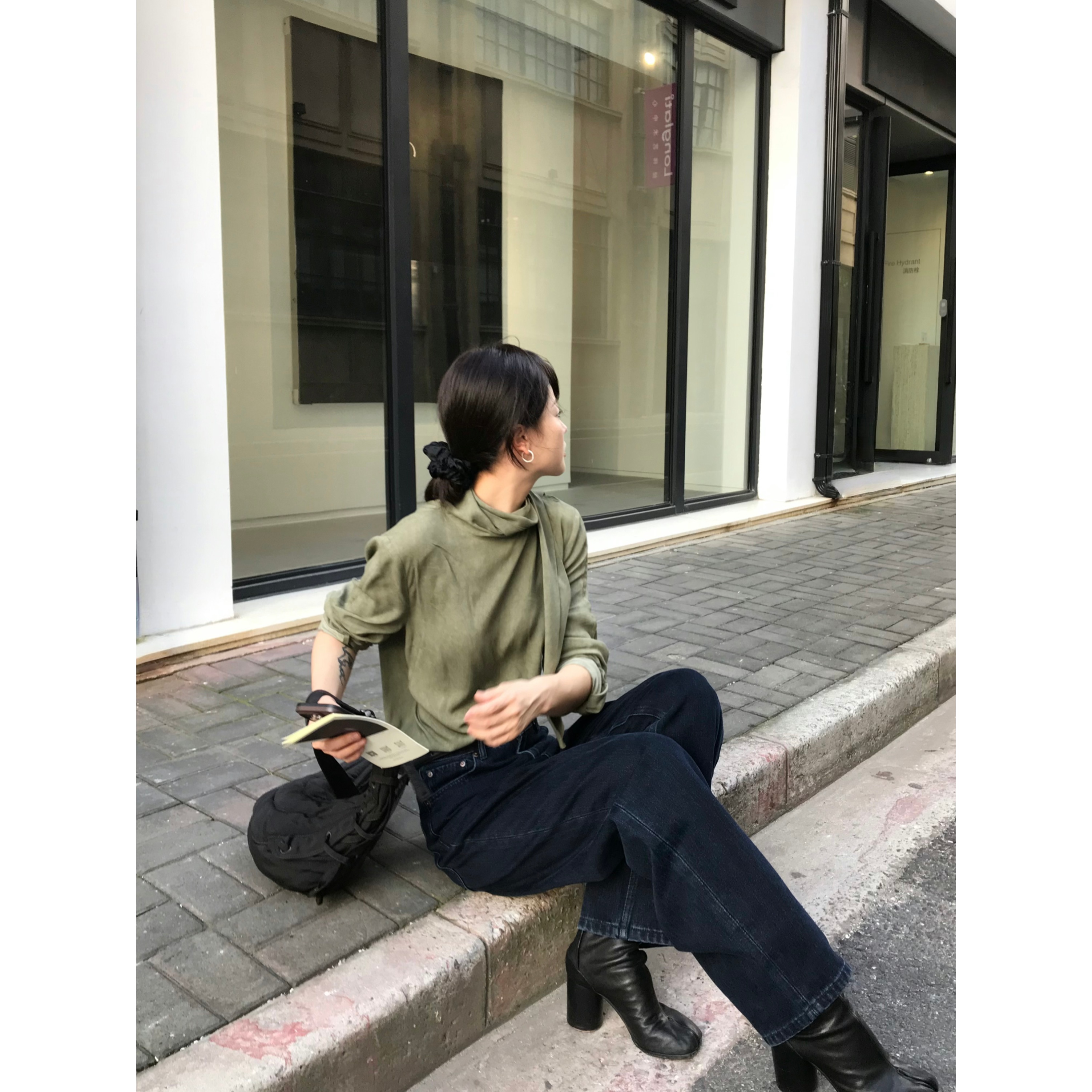 设计感收腰做旧肌理飘带上衣女