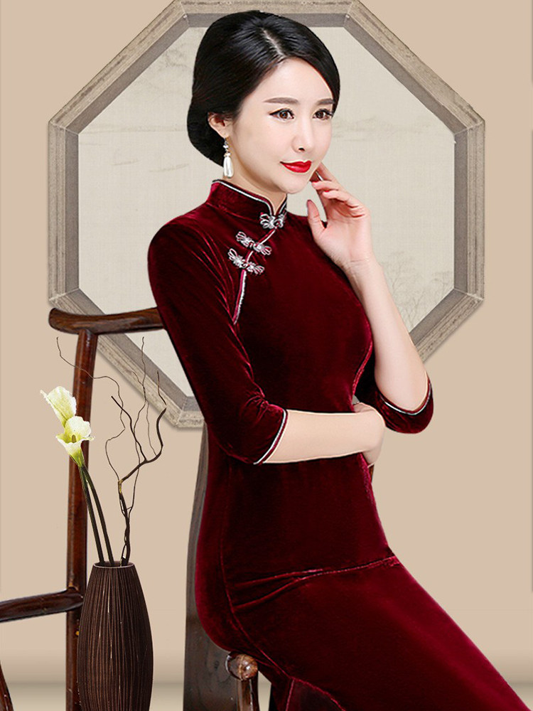 중년과 노년의 어머니는 치파오 쇼에 걸으며 버건디 골드 벨벳 드레스를 입고 고귀하고 젊은 시어머니의 결혼식을 축하했습니다