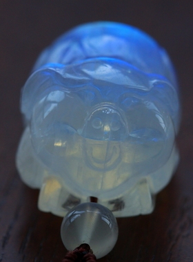 ◆富贵猪◆形体肥硕的彩虹月光石吉祥猪