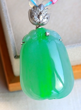 店主自戴！大玉不雕——珍收老坑冰种艳绿丝翡翠素面肥瓜设计扣.