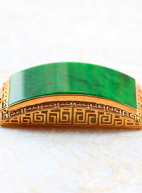 ◆翠色盎然◆满辣绿色翡翠超大方牌 18K金回纹镶嵌 佩戴效果斐然.