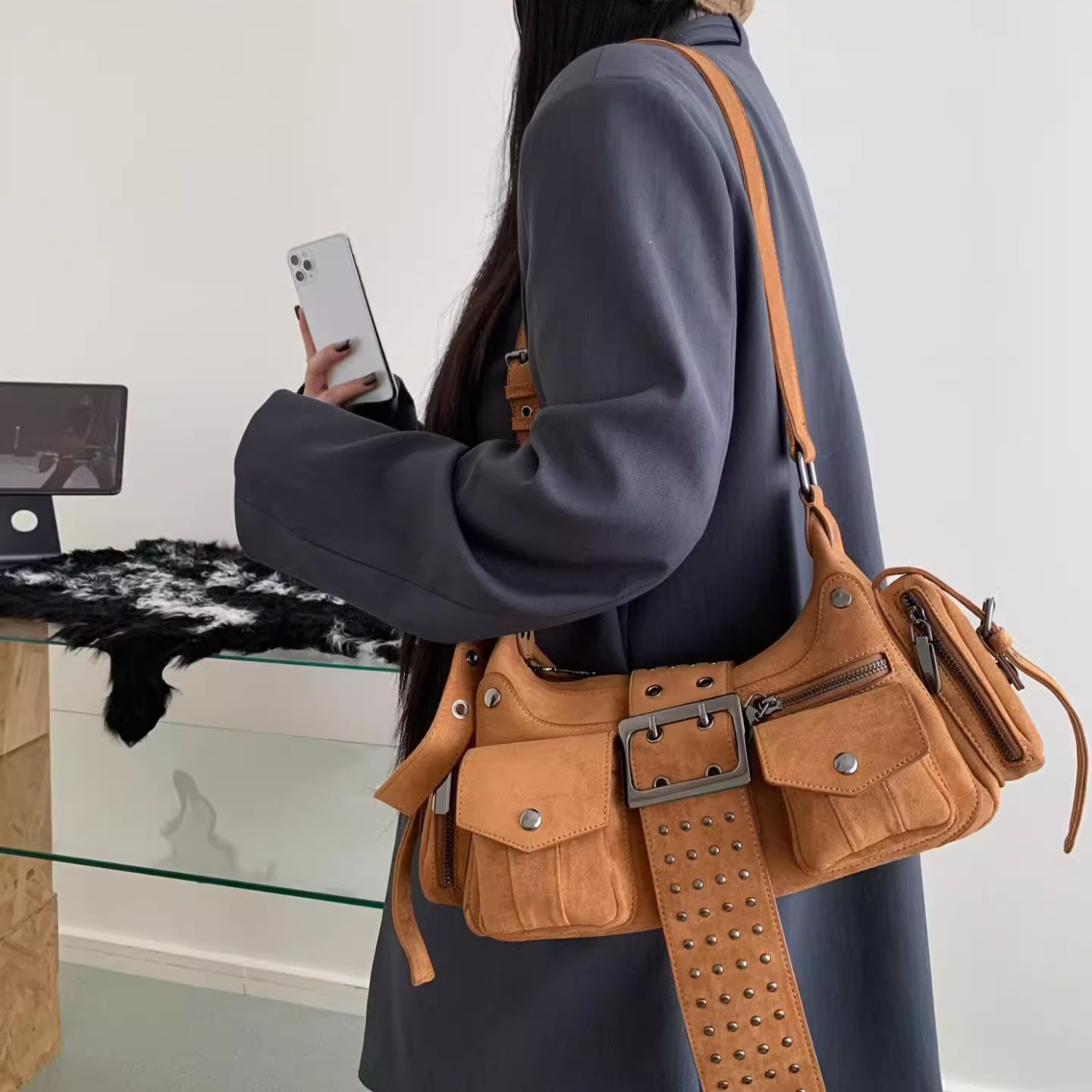 重工铆钉机车包2025秋冬新款潮高级感麂皮绒复古皮带扣单肩斜挎包