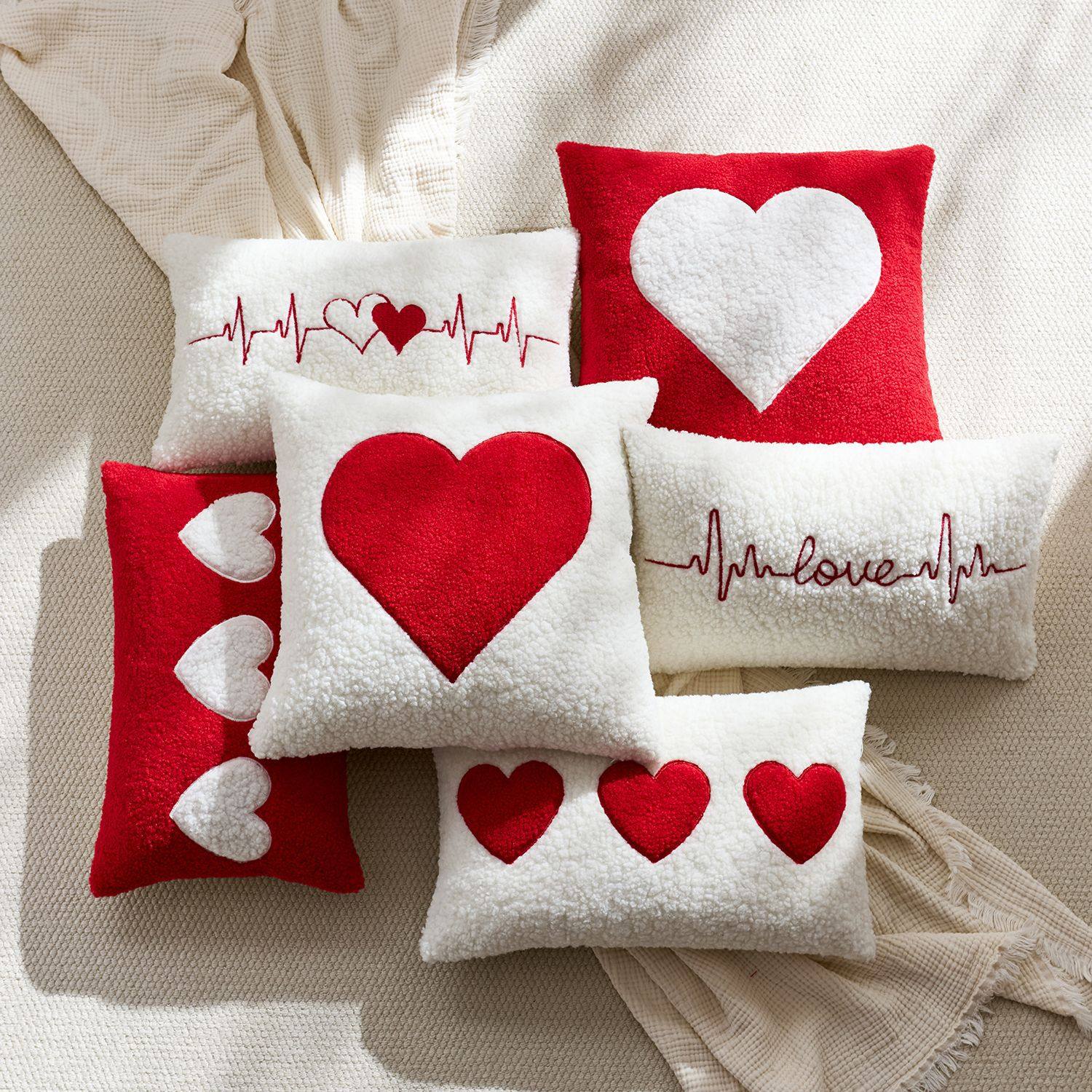 新款情侣抱枕红色毛巾绣靠垫套 泰迪绒爱心刺绣情人节love抱枕套