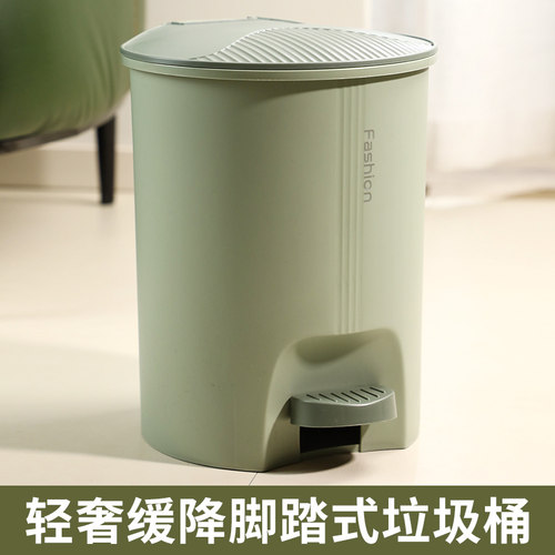 脚踩绿色带盖大号垃圾桶