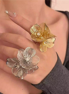 小香风瀑布鱼尾纹花朵闪钻戒指 小众时髦金属开口高级感百搭指环