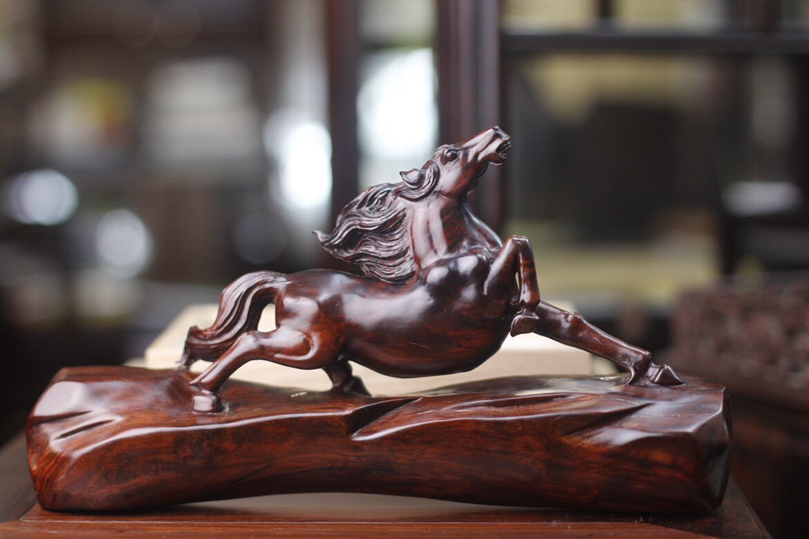 老挝大红酸枝马到成功飞马整体雕刻手作木雕摆件