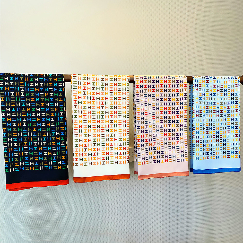 新款 女士斜纹方巾 纯手工卷边 字母 格子 头巾 礼品围巾90cm