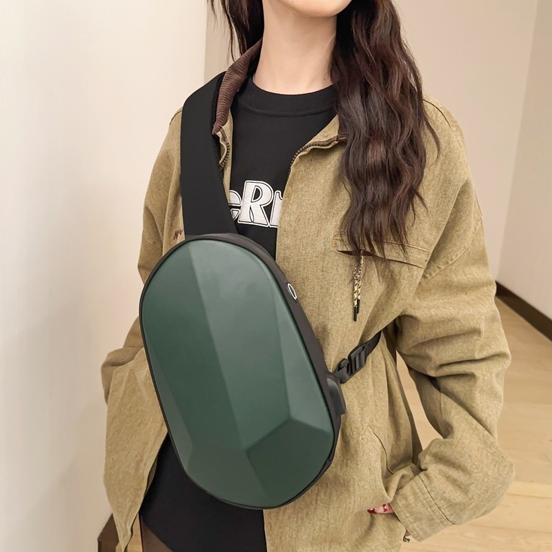 摩托车胸包机车骑行酷男女单肩斜挎包usb充电硬壳多面体骑士装备