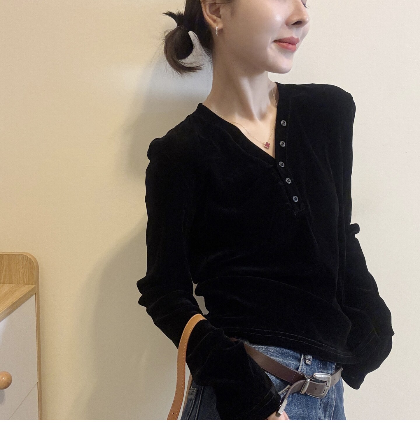 休闲百搭V领长袖丝绒T恤女欧洲站2026秋季新款欧货洋气打底衫上衣