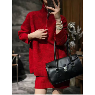 欧洲站2025冬装新款女菱格半拉链翻领全羊毛毛衣+短裙红色套装