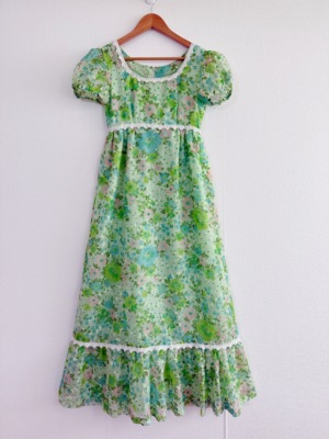 一抹清新的绿  泡芙袖帝政高腰长裙 （粉绿色花柄植绒）