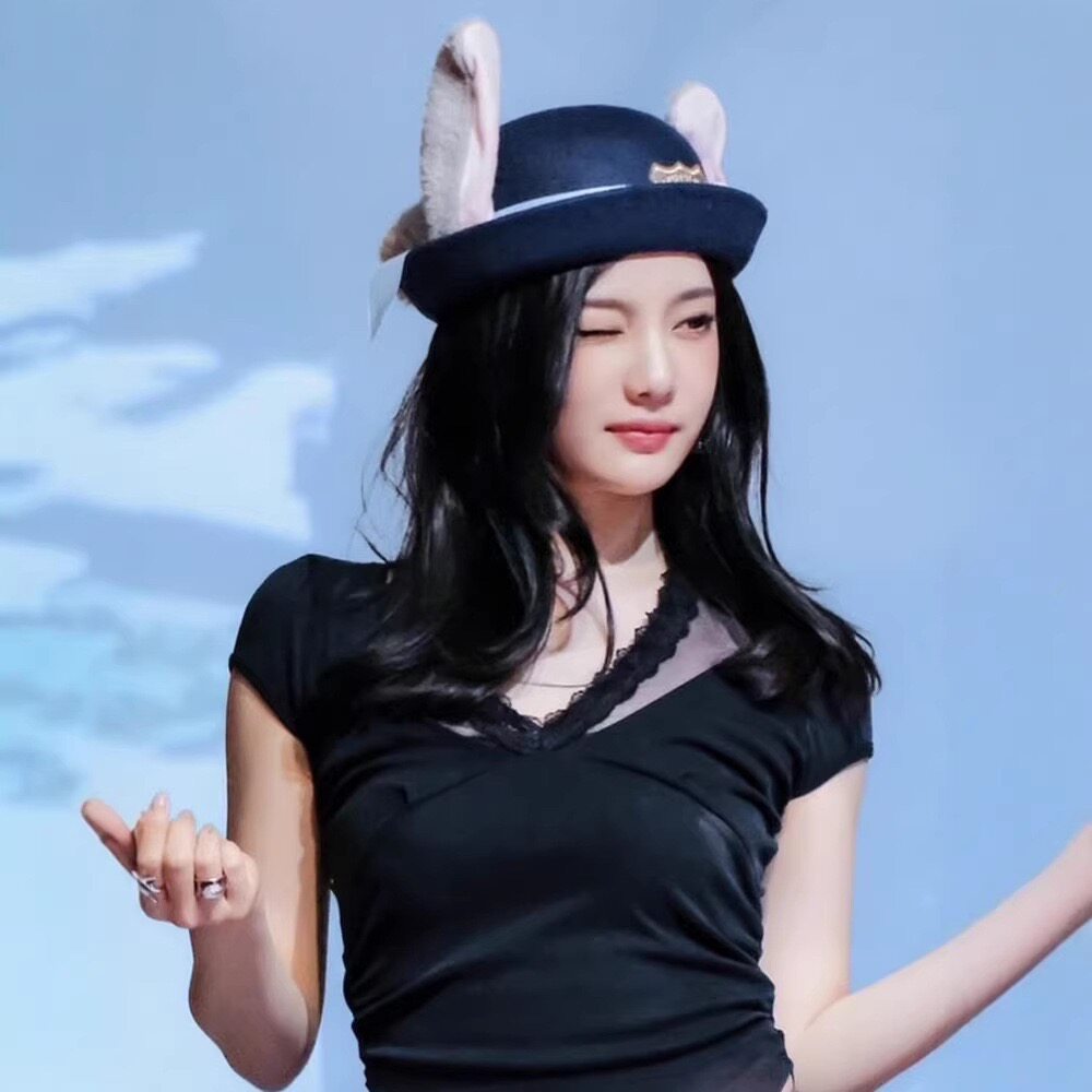 现货宁艺卓同款韩系蕾丝挂脖上衣女抽褶修身性感纯欲风V领短袖T恤