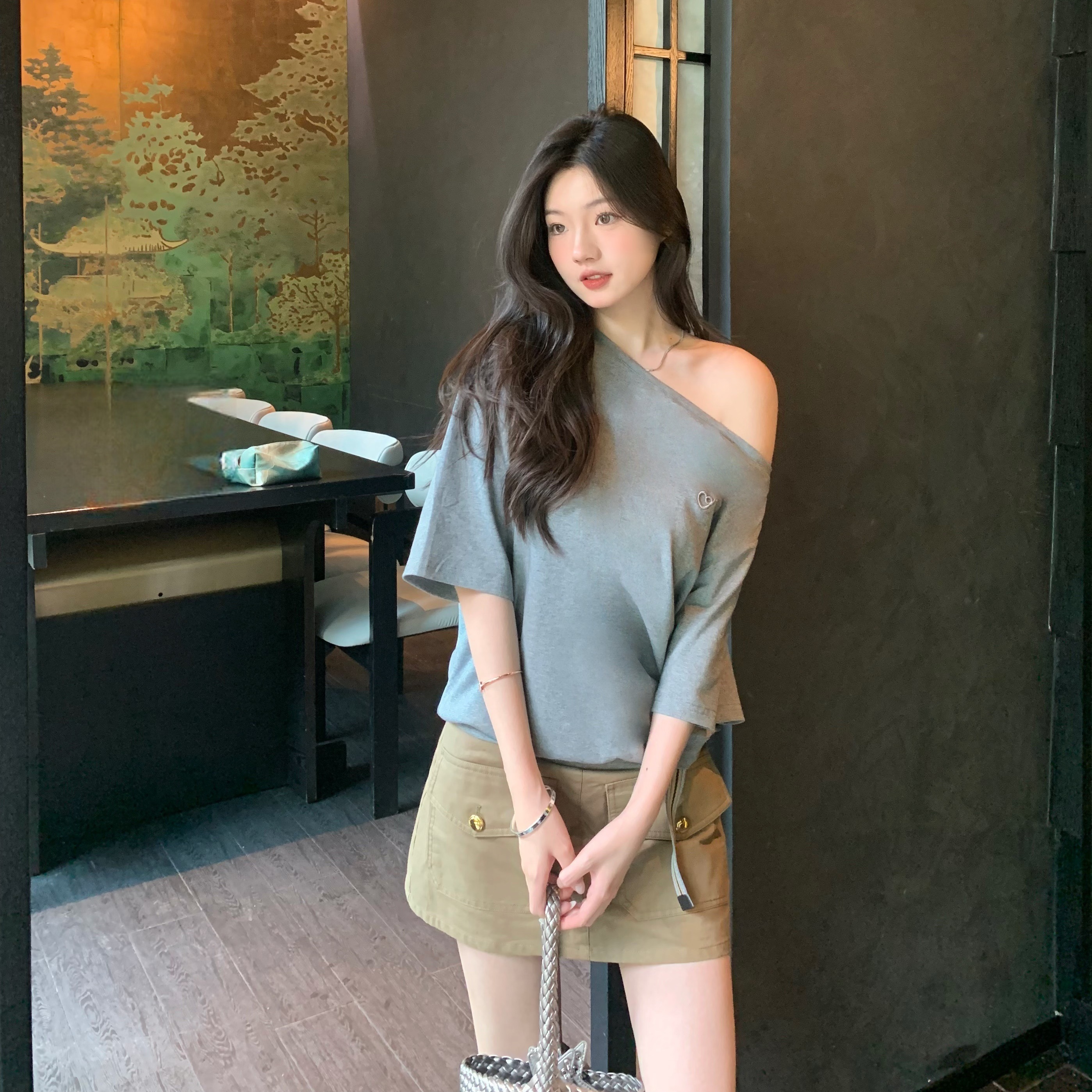 易梦玲同款 设计感圆领斜肩阔型休闲灰色T恤25夏时髦宽松显瘦上衣
