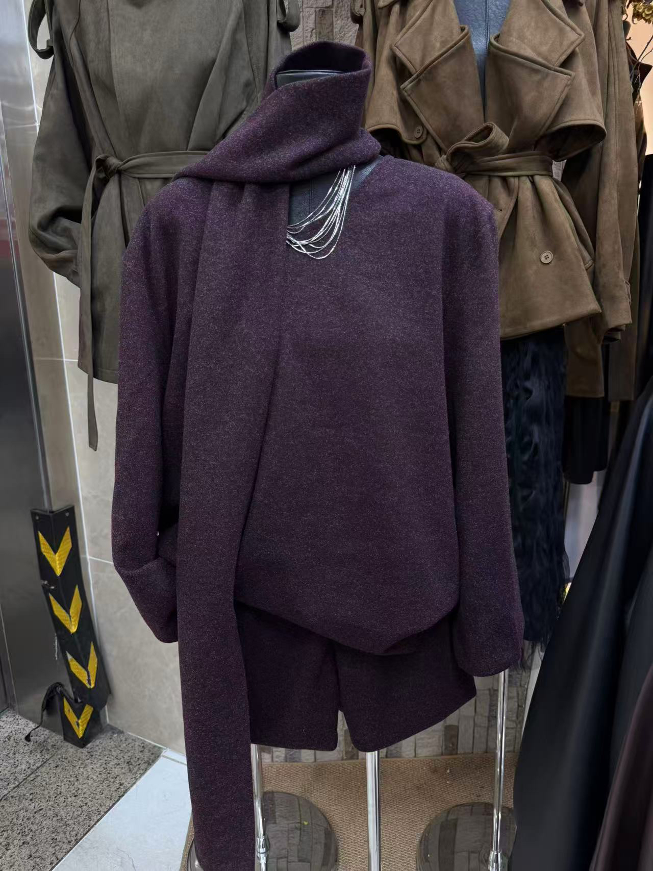 2025年秋季新款韩版时尚百搭显瘦气质配围巾针织衫毛衣短裤套装女