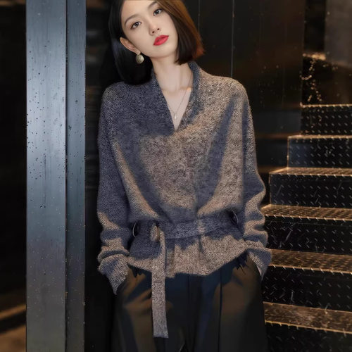 慵懒灰色V领毛衣外套女秋冬高级感洋气减龄系带收腰针织开衫上衣