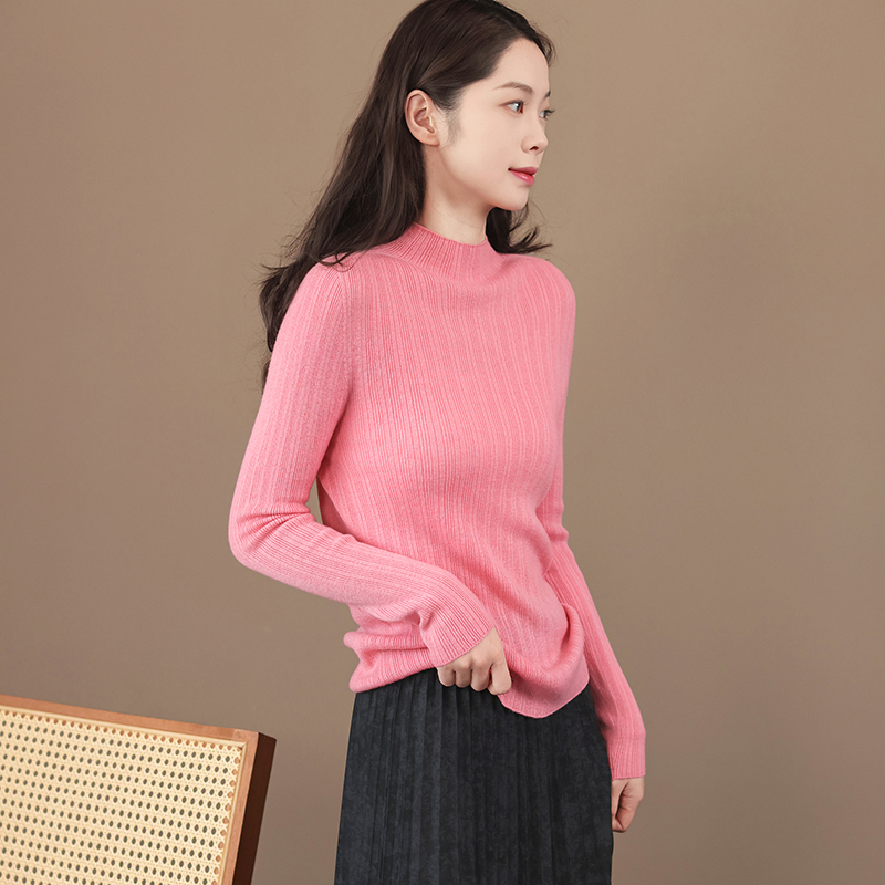 粉色坑条半高领毛针织衫