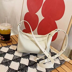 2025新款真皮女腋下包高级感法棍包斜挎包Hobo包包风筝饭盒包流苏