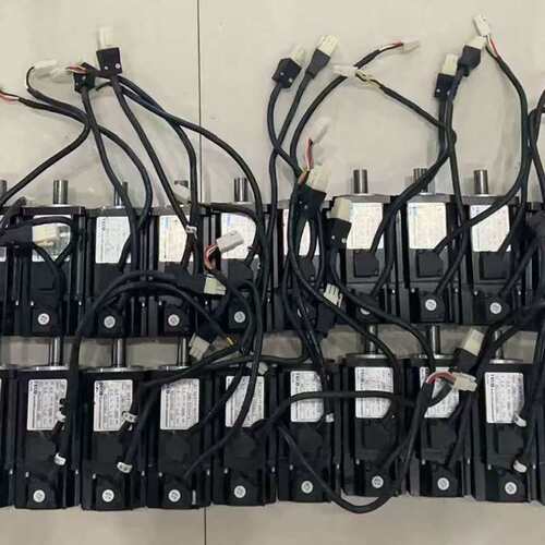 议价伺服电机JSMA-PUC04A7K，15只，成色实拍图。