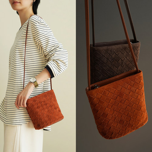 麂皮编织包头层磨砂牛皮水桶包