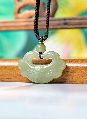 抢疯啦和田玉青海老坑高冰湖水青高脂高糯无结构如意锁吊坠D15306