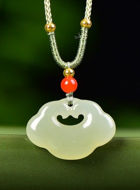 佩戴级和田玉青海老坑料高冰晴水色精雕细琢《如意锁》吊坠D15542